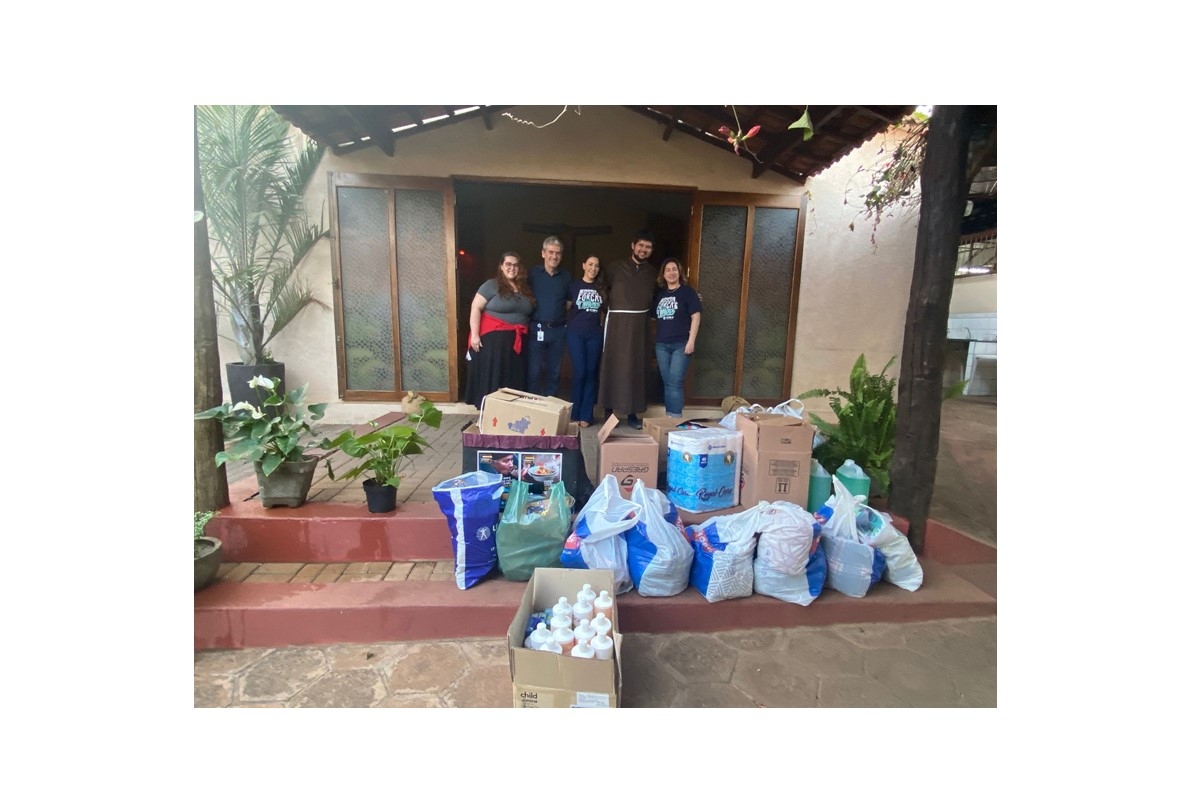 Ultra-X doa roupas e alimentos para a Casa do Cireneu